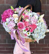 Цветочная композиция из Розы, Хризантемы, Пионы и Лизиантусы в корзине в Китаевском